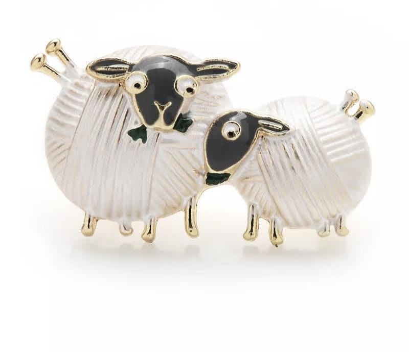 Schaf, Wollkneul Mit Stricknadel, Mutter Und Kind, Weiß Gold Silber. Witzige Brosche.strickgeschenk von Vintage1952Designs