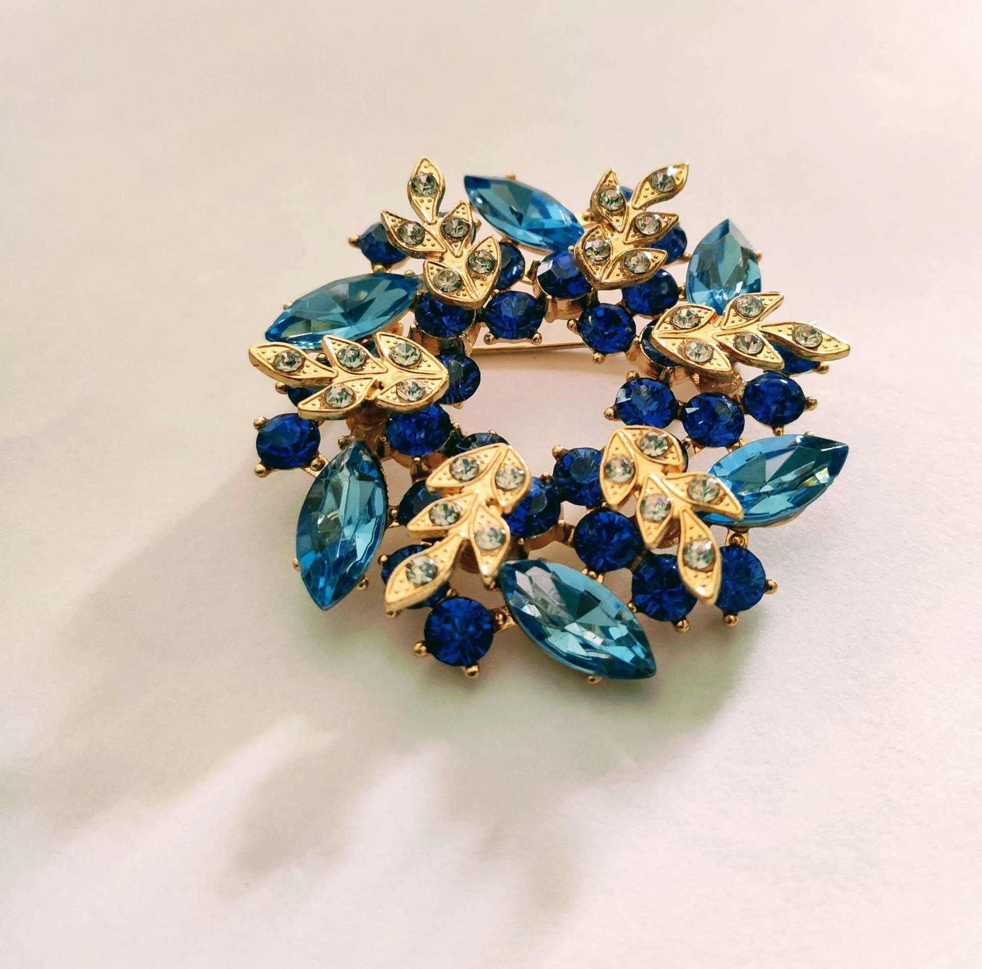 Vintage Schmuck. Brosche, Kränzchen Mit Blauen Straßsteinen Und Antik Vegoldet von Vintage1952Designs