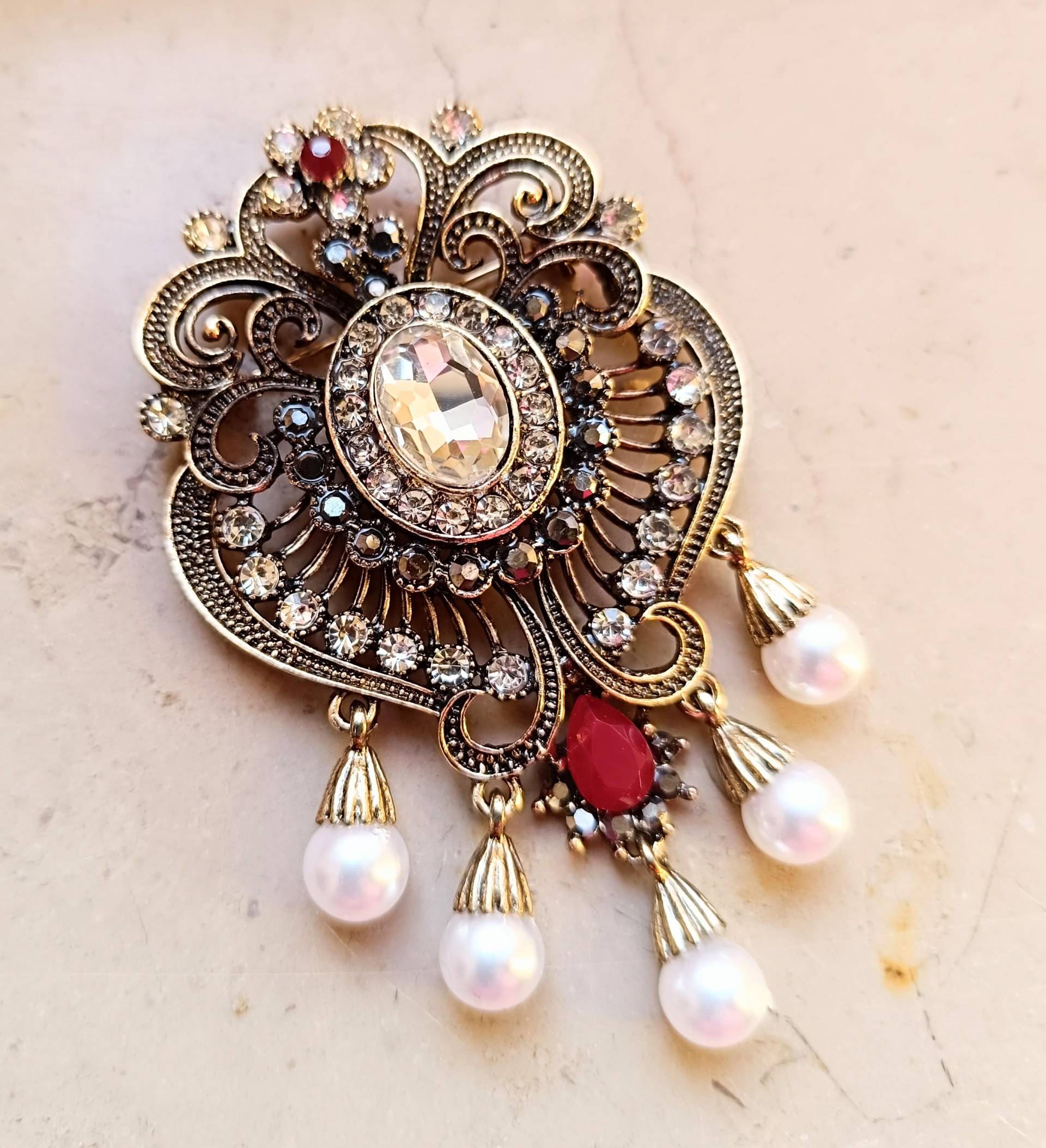 Vintage Schmuck. Brosche Im Jugendstil Mit Rauchfarbenen Glasstein En, Strass Und Perlen, Antikstyle, Vergoldung. Anhänger Vintage Schmuck. Brosche Im Jugendstil Mit Rauchfarbenen Glasstein En, Strass Und Perlen, Antikstyle, Vergoldung. Anhänger von Vintage1952Designs