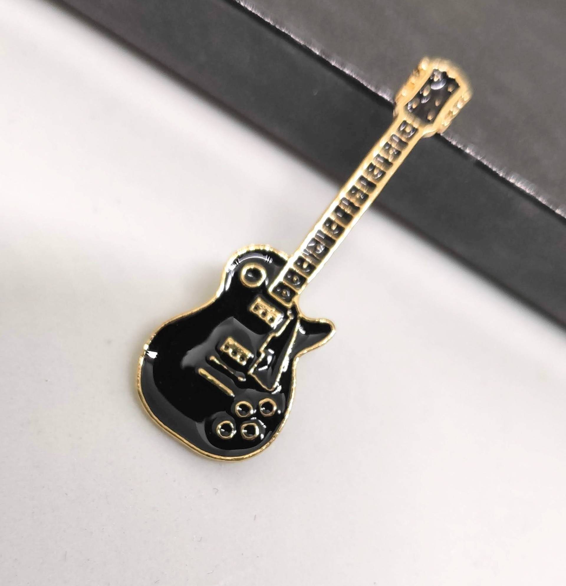 Vintage Schmuck. Musik Instrument, Gitarre, Schwarze Gitarre , Pin, Revernadel, Glücksbringer von Vintage1952Designs