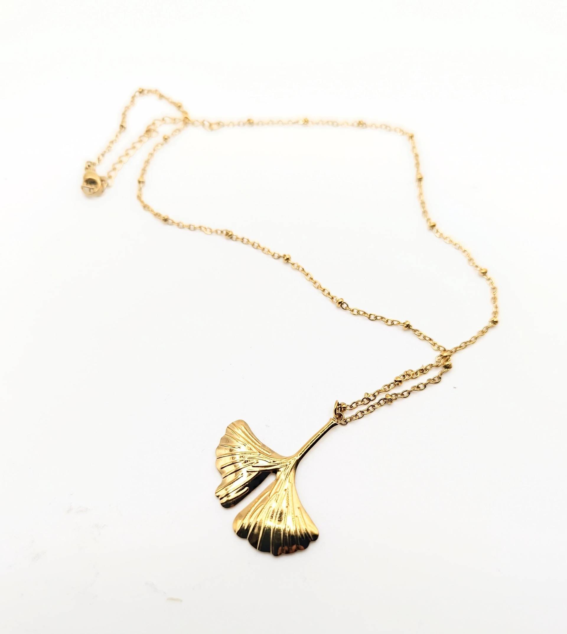 Zierliches Goldkettchen Mit Ginkgoblatt, Vergoldet Zierliches Goldkettchen Mit Ginkgoblatt, Vergoldet von Vintage1952Designs