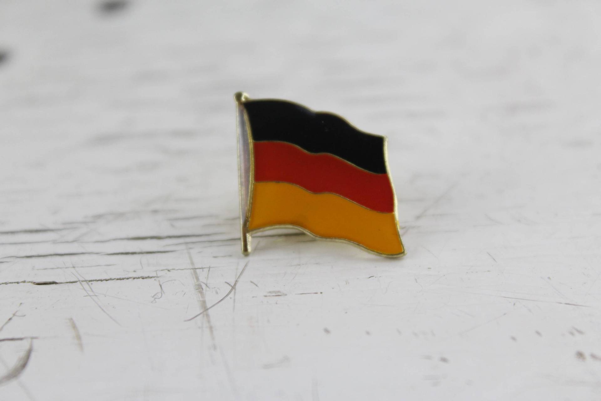 Vintage Deutschland Flagge Schwarz Rot Gold Enamel Pin Retro Mid Century Brosche Schmuck Aus Alten Zeiten Anstecker Modeschmuck von Vintage4Moms