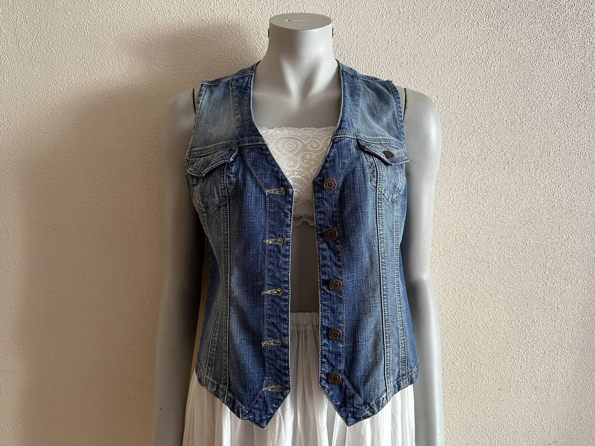 Damen Weste Blaue Jeansweste Ausgestattet Jean Metallknöpfe Country Western Boho Ärmellose Jeansjacke Damen Weste Blaue Jeansweste Ausgestattet Jean Metallknöpfe Country Western Boho Ärmellose Jeansjacke von VintageAgency