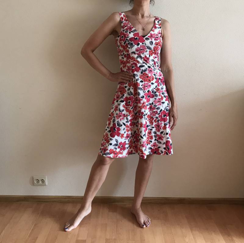 Sommerkleid Vintage Blumenprint Ärmelloses Kleid V Ausschnitt Midi Knielang Baumwolle Blend Medium Size von VintageAgency