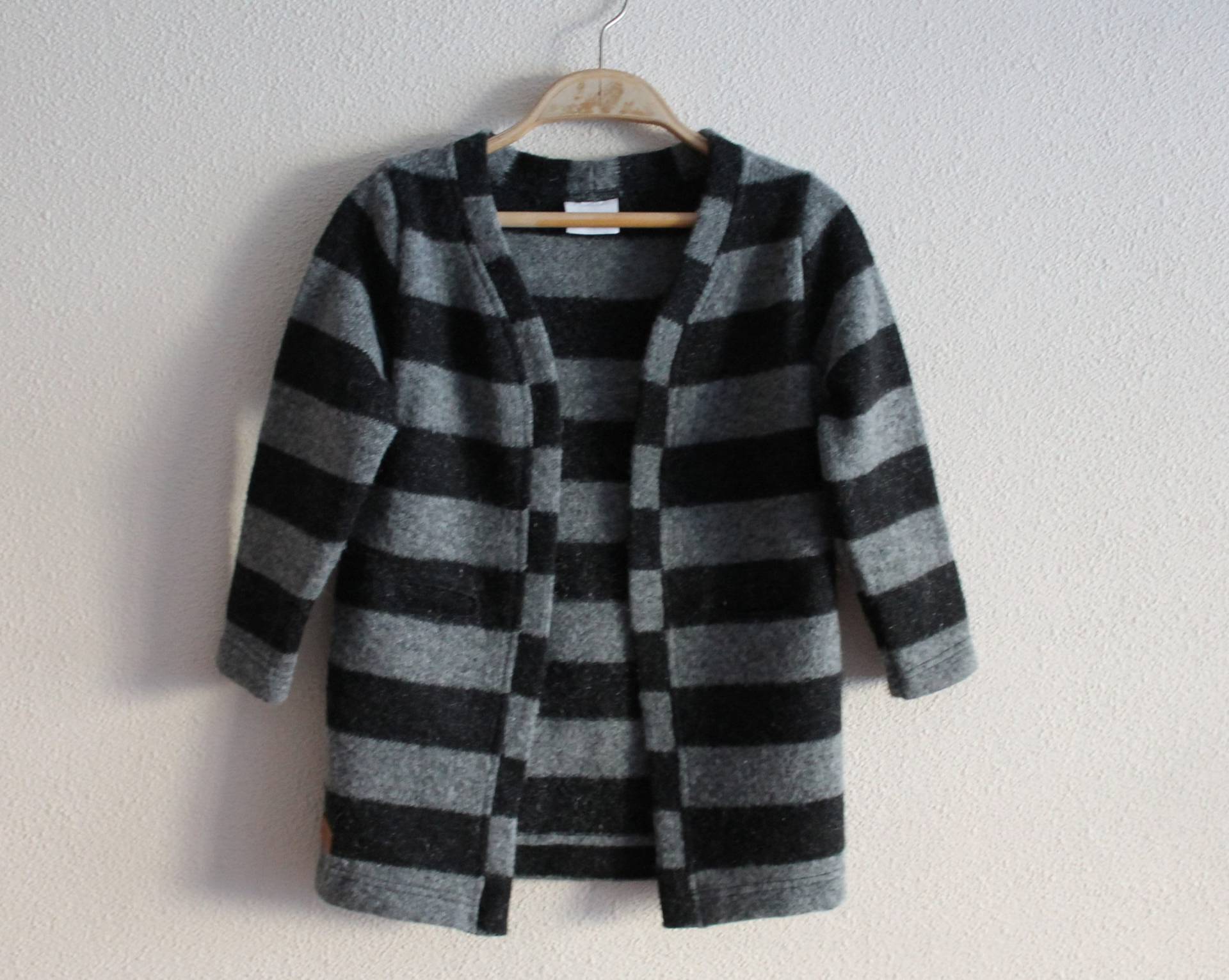 Vintage Cardigan Metsola Strickjacke Mädchen Pullover Strickpullover Grau Schwarz Gestreifte Wollmischung Jacke Finnisch Desigh Offen Vorne von VintageAgency