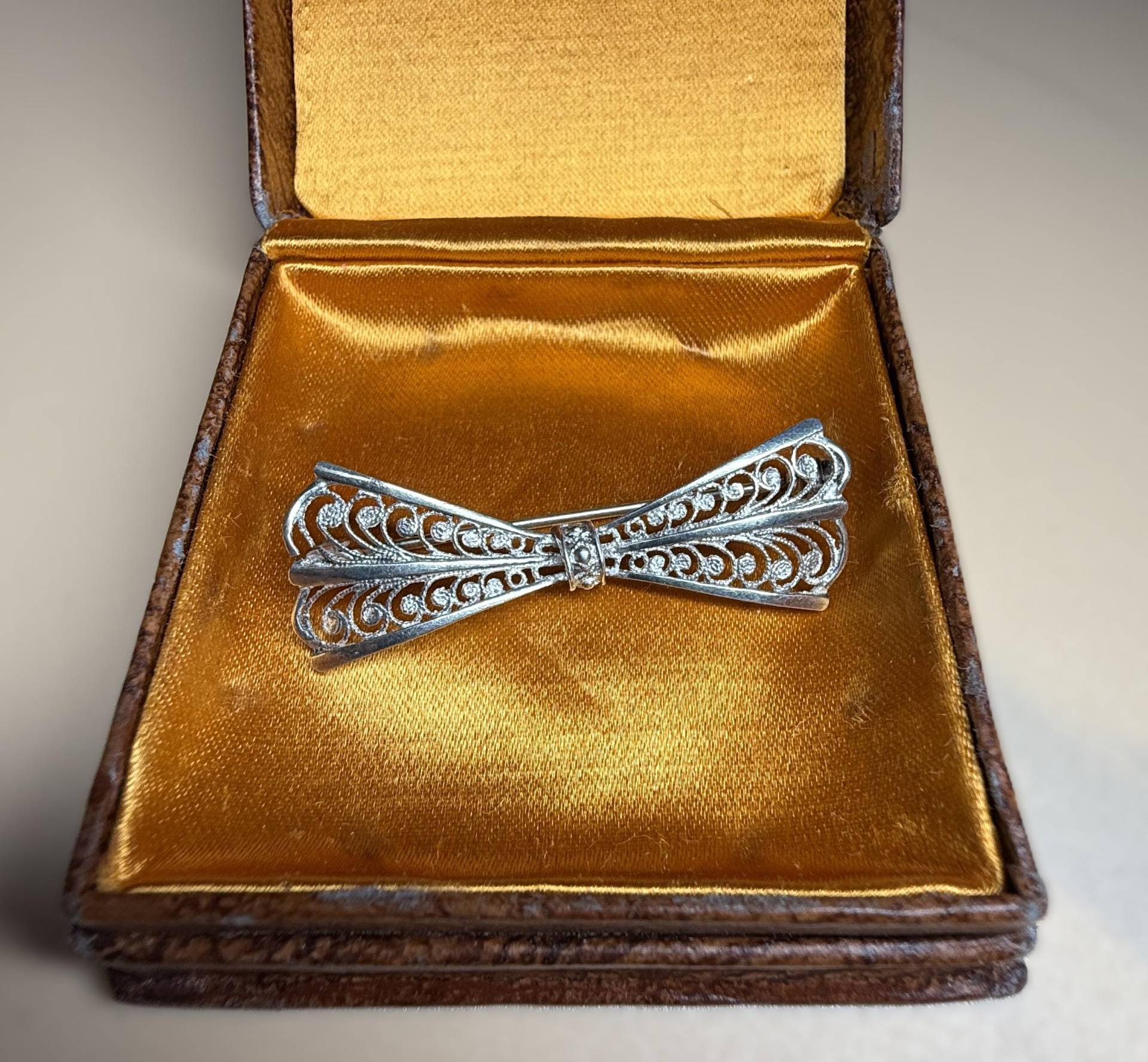 Vintage 835 Silber Filigree Schleifen Brosche - Elegante Antike Schmuckstück Vintage 835 Silber Filigree Schleifen Brosche - Elegante Antike Schmuckstück von VintageAllCo