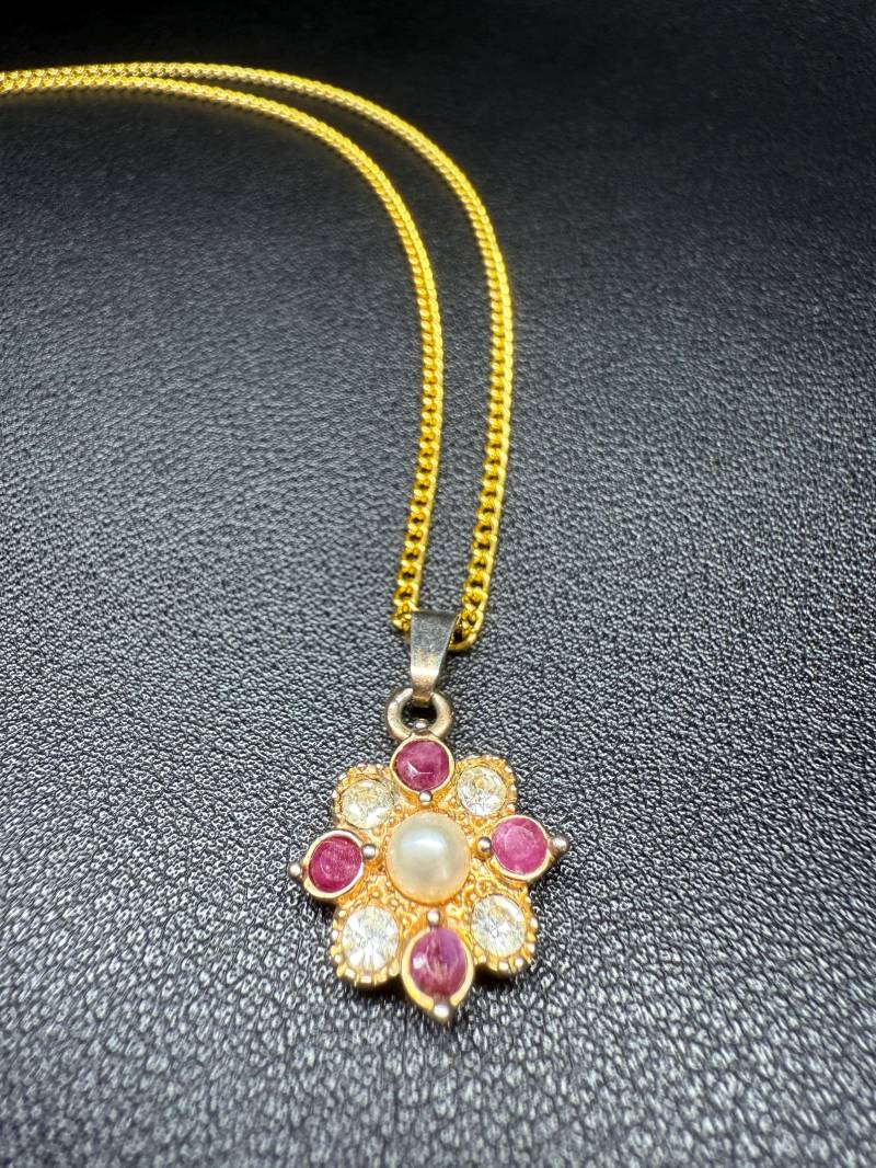 Vintage Halskette Mit Anhänger Aus Echte Rubine - Elegant Und Zeitlos von VintageAllCo