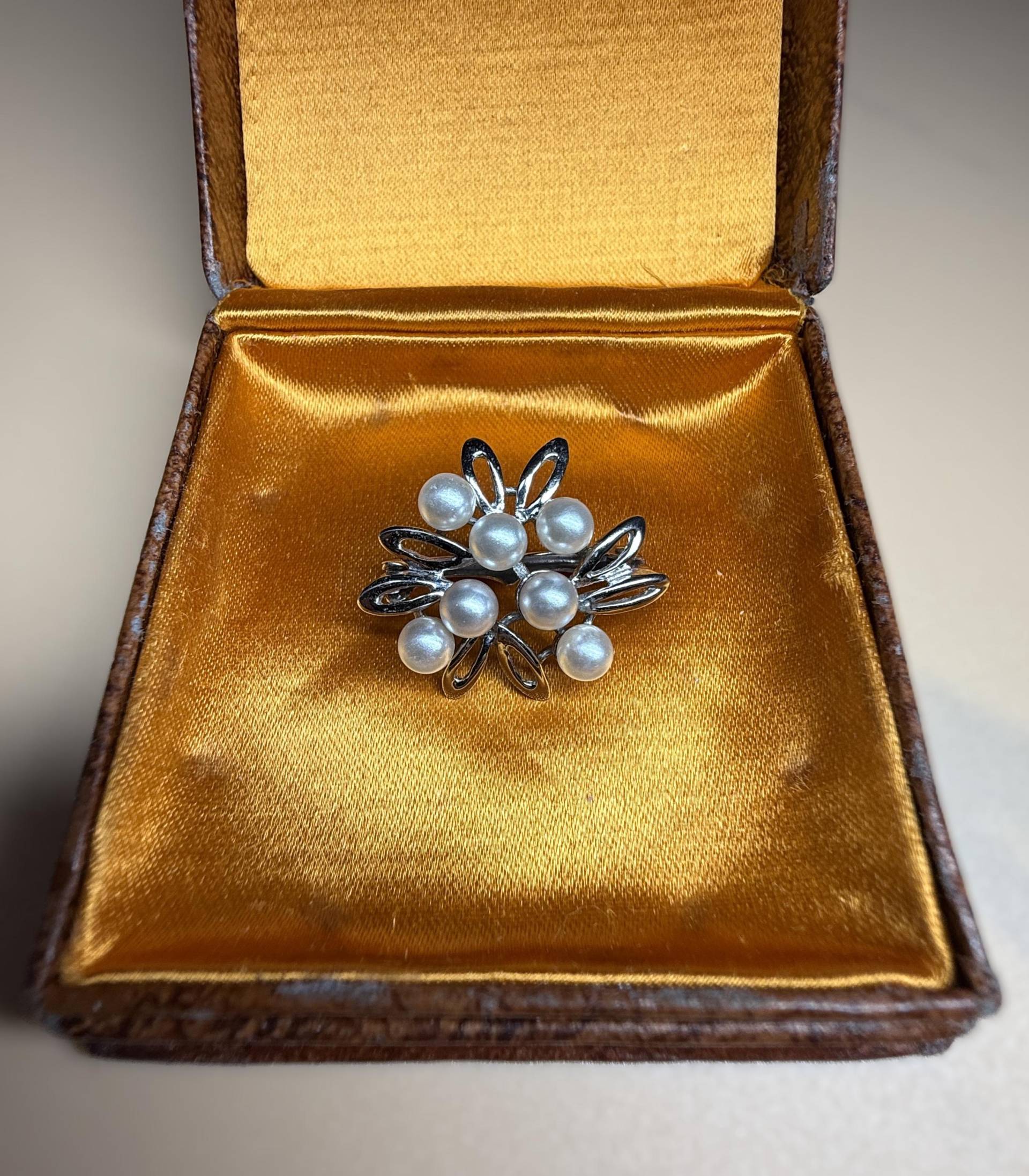 Vintage Silber 925 & Perlenbrosche - Elegantes Blumenmuster Vintage Silber 925 & Perlenbrosche - Elegantes Blumenmuster von VintageAllCo