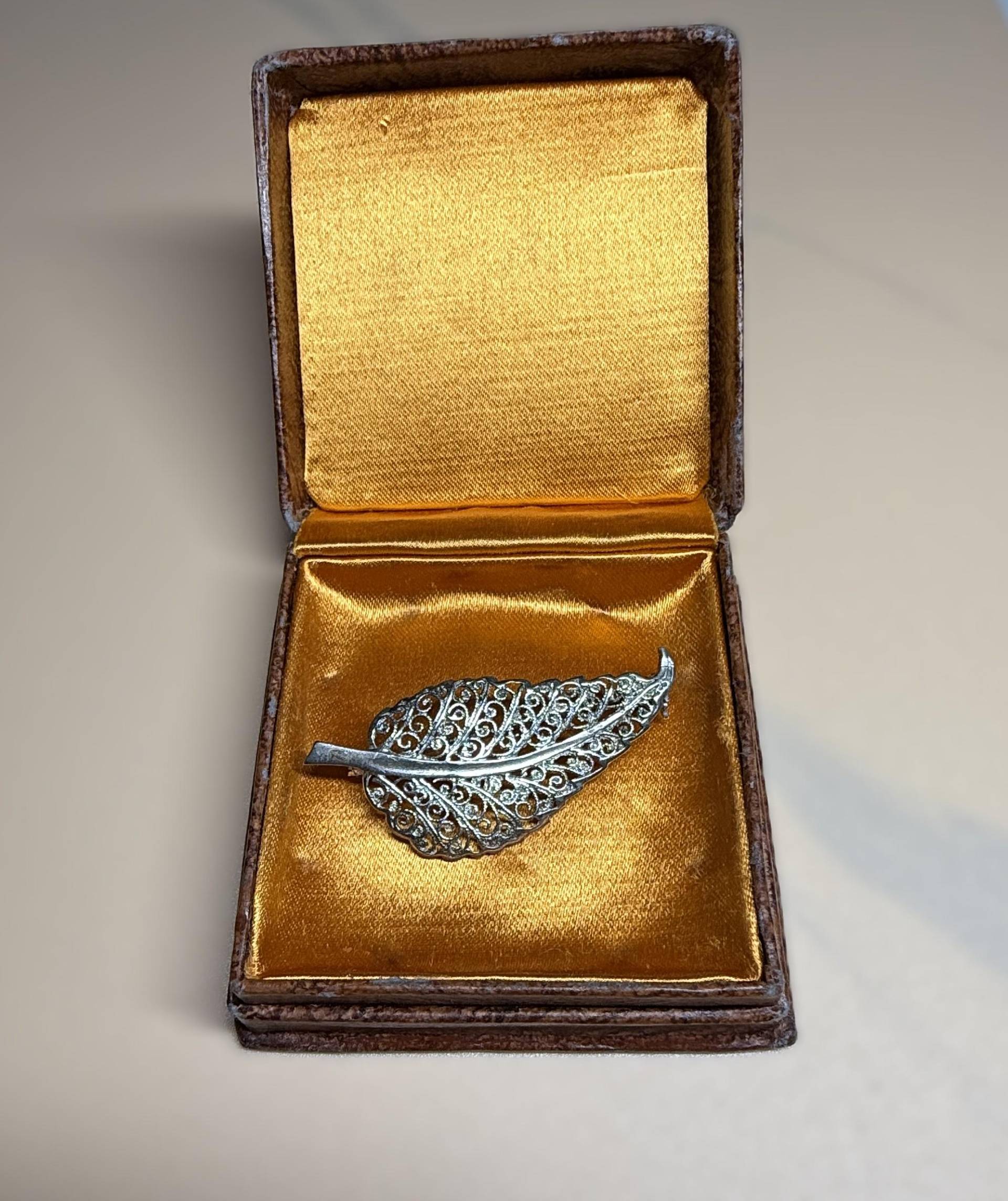 Vintage Sterling Silber Filigrane Blatt Brosche - Zartes Durchbrochenes Design von VintageAllCo