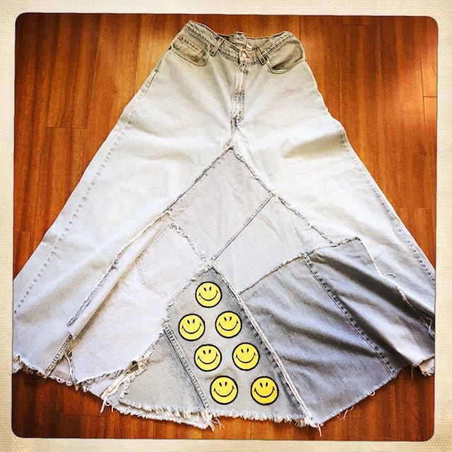 Rocker Vintage 70Er Jahre Handgemacht Patchwork Faded Levi's Jeans Rock Mit Smiley Face Aufnäher Hippie Boho Festival Rocker Vintage 70Er Jahre Handgemacht Patchwork Faded Levi's Jeans Rock Mit Smiley Face Aufnäher Hippie Boho Festival von VintageAmericano