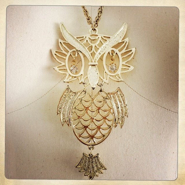 Vintage 70Er Jahre Gold Metallic Eule Mit Strass Augen Halskette von VintageAmericano