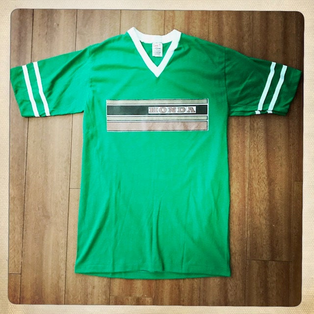 Vintage 70Er Jahre Honda Nos Deadstock Grün Jersey Ringer Style V-Ausschnitt T Shirt - Größe Erwachsene Medium von VintageAmericano