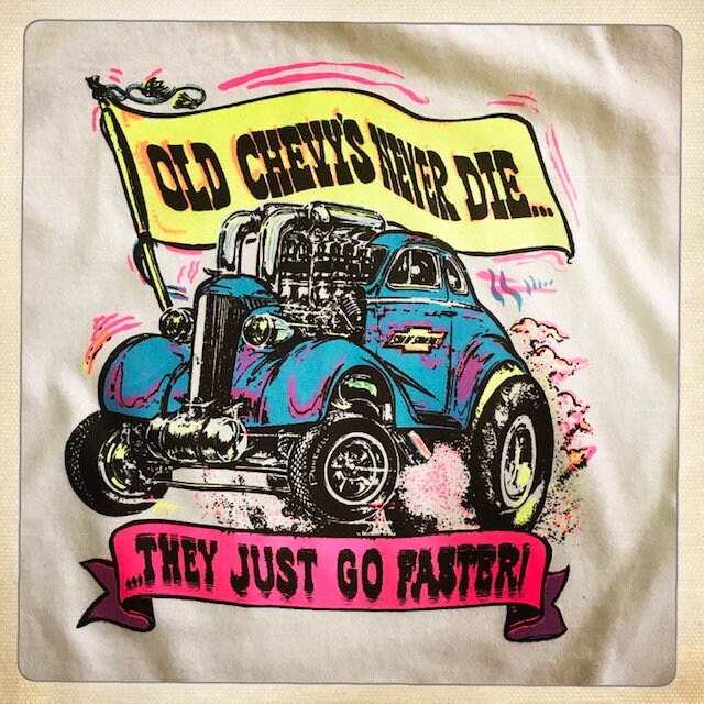 Vintage 70Er Jahre Muscle Car "Old Chevy's Never Die ...' Auto Nos Deadstock Weißes Rundhals-T-Shirt - Größe Erwachsene 2x-Large 2xl von VintageAmericano