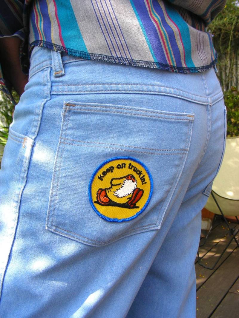 Vintage Wrangler Denim Jeans Mit Groovy 70Er Jahre "Keep On Truckin" Aufnäher Größe 36W X 30L" von VintageAmericano