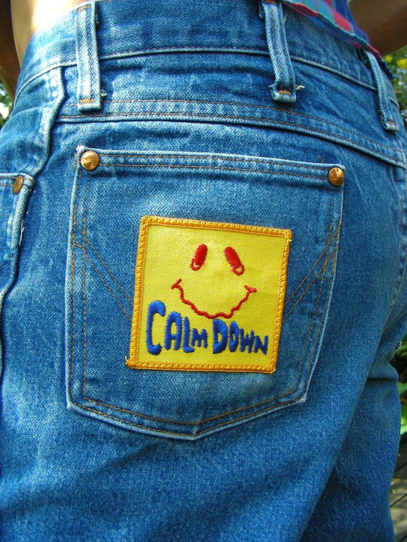 Vintage Wrangler Denim Jeans Mit Trippy 70Er Calm Down Aufnäher Größe 35W X 33L von VintageAmericano