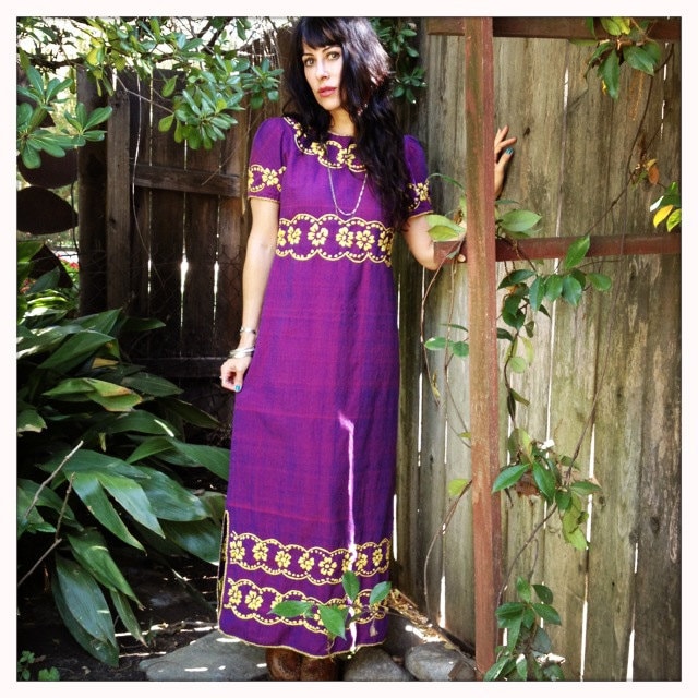 striking Vintage Hippie Boho 70Er Jahre Hand Bestickt Lila Prinzessin Voller Länge Kleid von VintageAmericano
