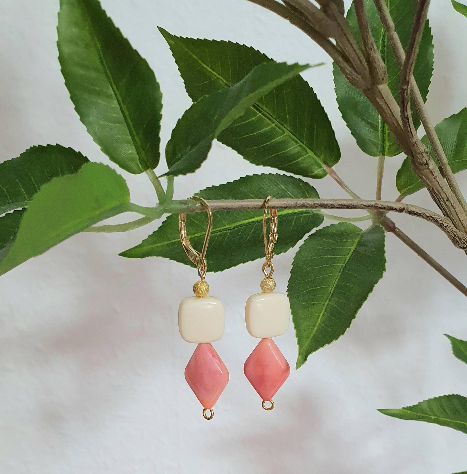 Ohrhänger Ohrringe Lachs Creme Gold Vergoldet Vintage Perlen von VintageAndCream