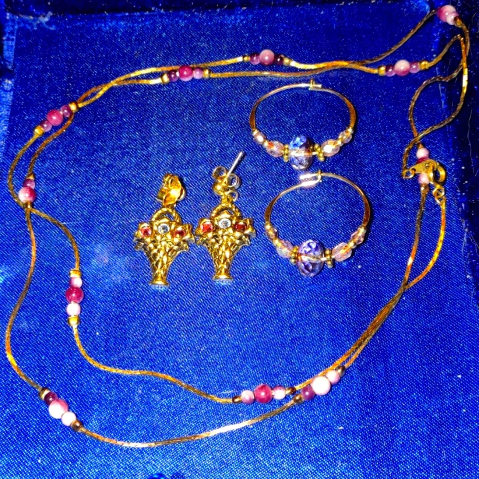 Schöne Perlen Vintage Schmuck Lot Zwei Paar Ohrringe Eine Halskette von VintageAndJewelsShop