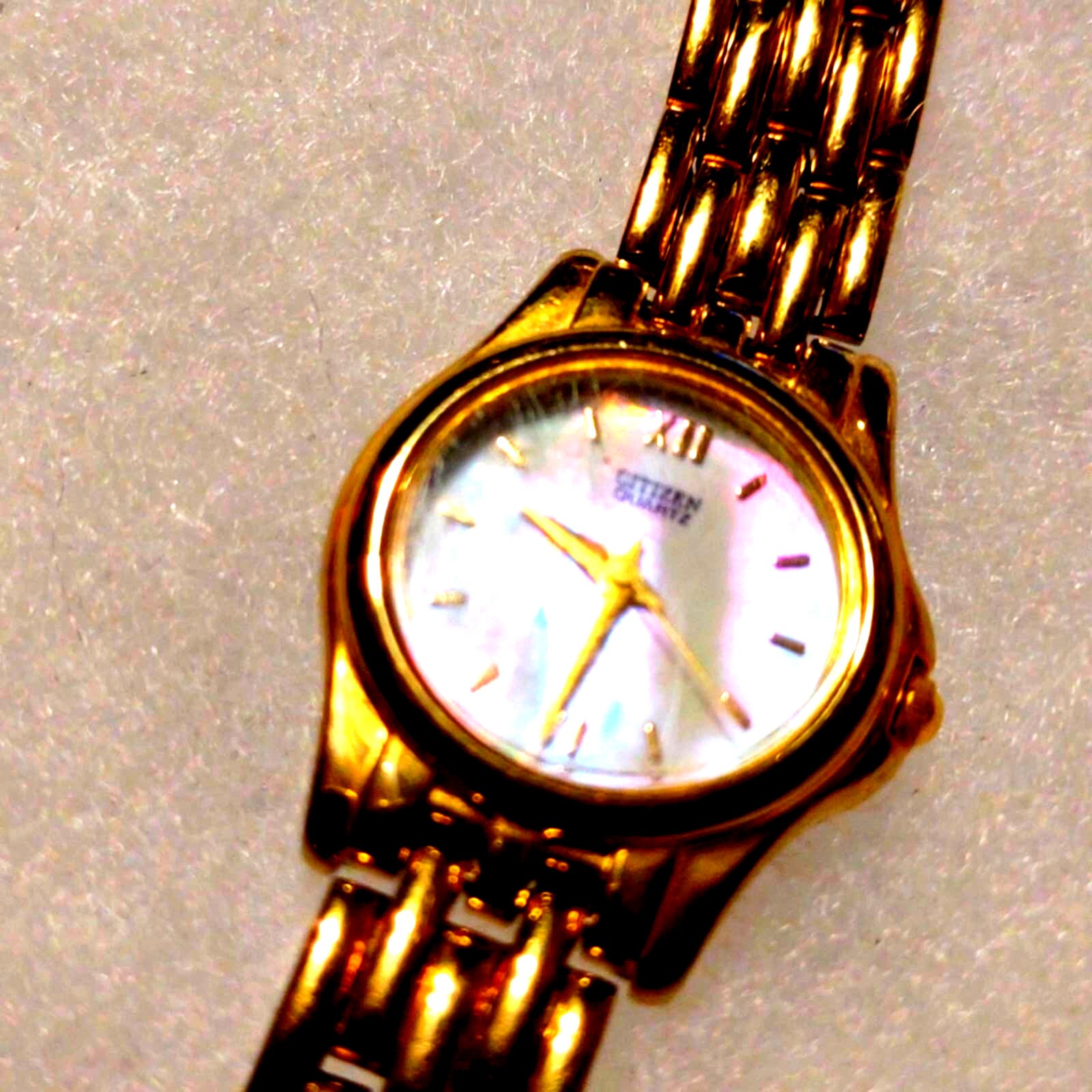 Schöne Vintage Goldene Bürgeruhr ~ Braucht Nur Batterie von VintageAndJewelsShop