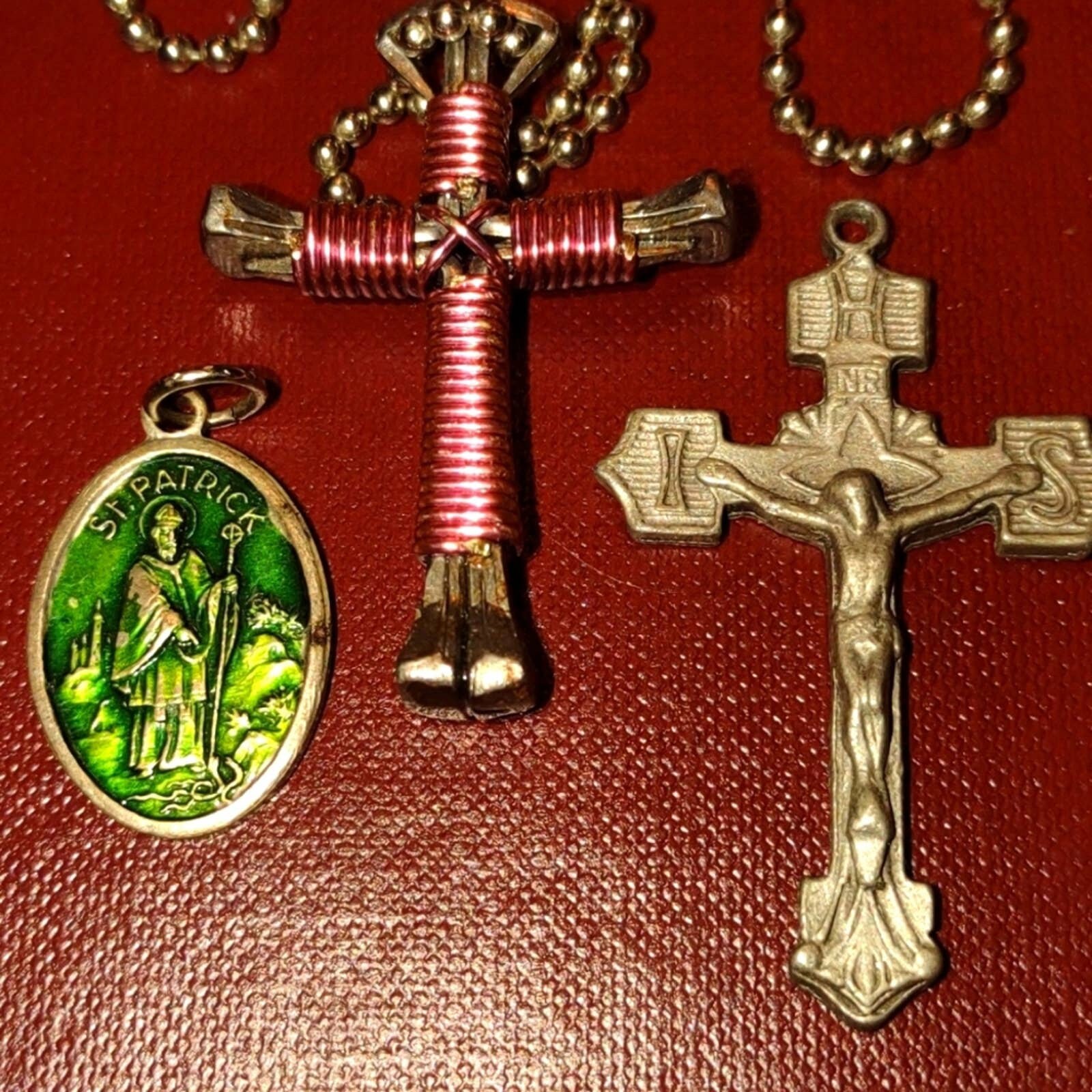 Vintage Kreuz Halskette/st Patrick Metall/Kreuz Anhänger von VintageAndJewelsShop