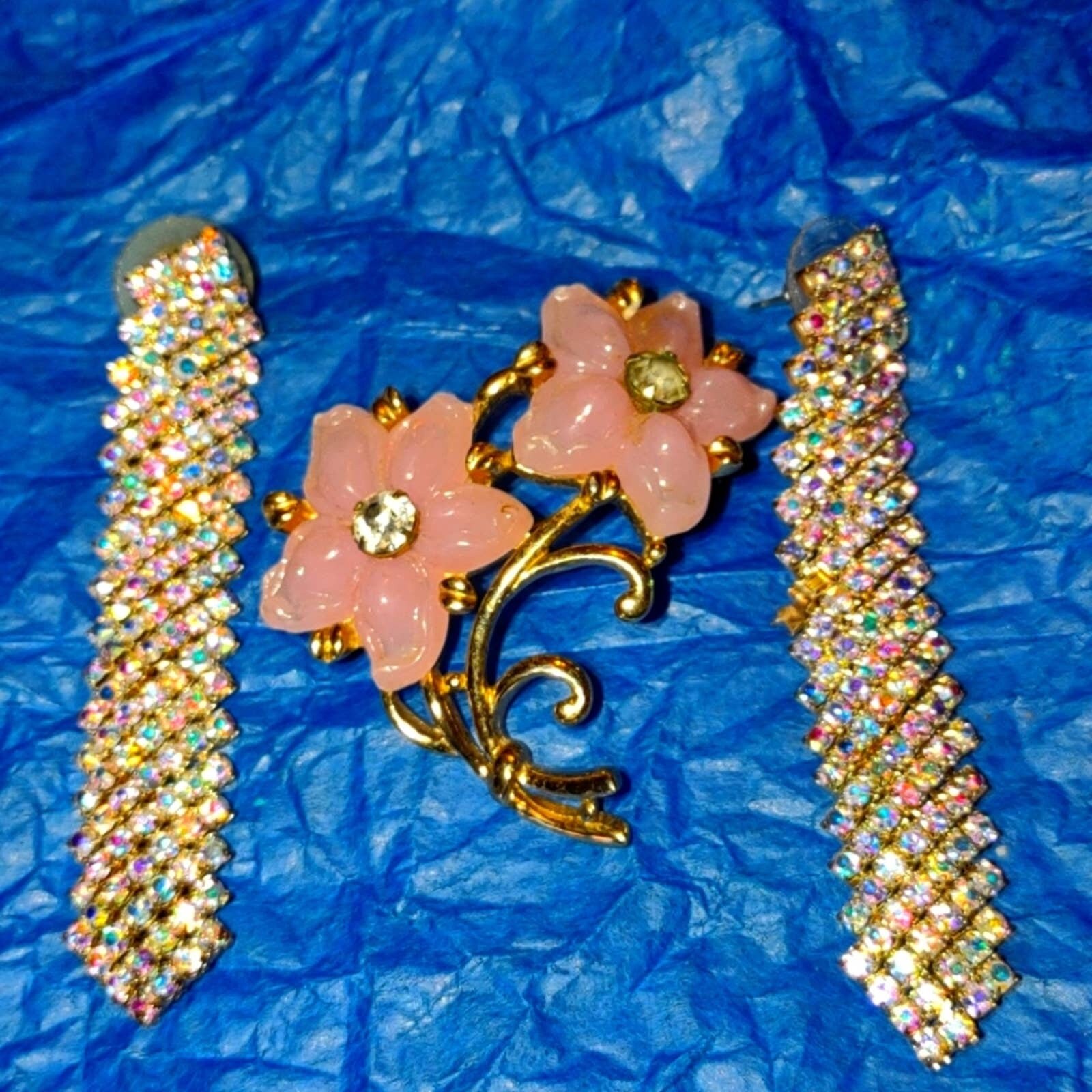 Wunderschöne Swarovski Kristall Ohrringe Und Celluloid Blume Brosche von VintageAndJewelsShop