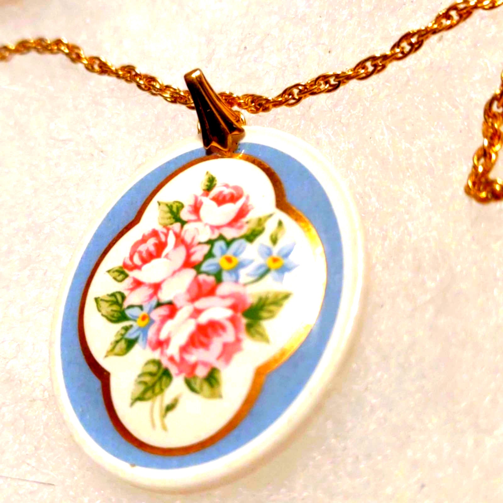 Wunderschöne Vintage Florale Halskette Und Ohrring An Einer Goldkette von VintageAndJewelsShop