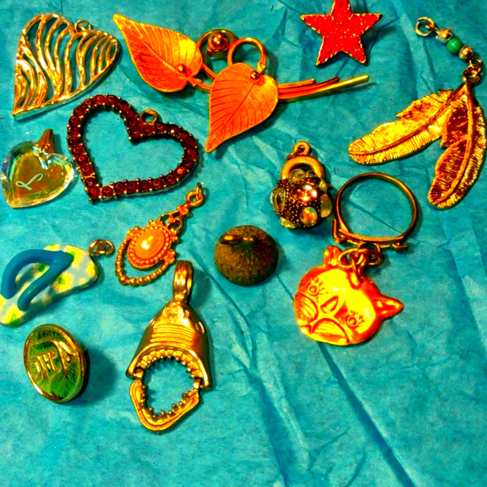 Wunderschöne Vtg. Lot Von 12 Anhänger ~ + 1 Peace Pin von VintageAndJewelsShop