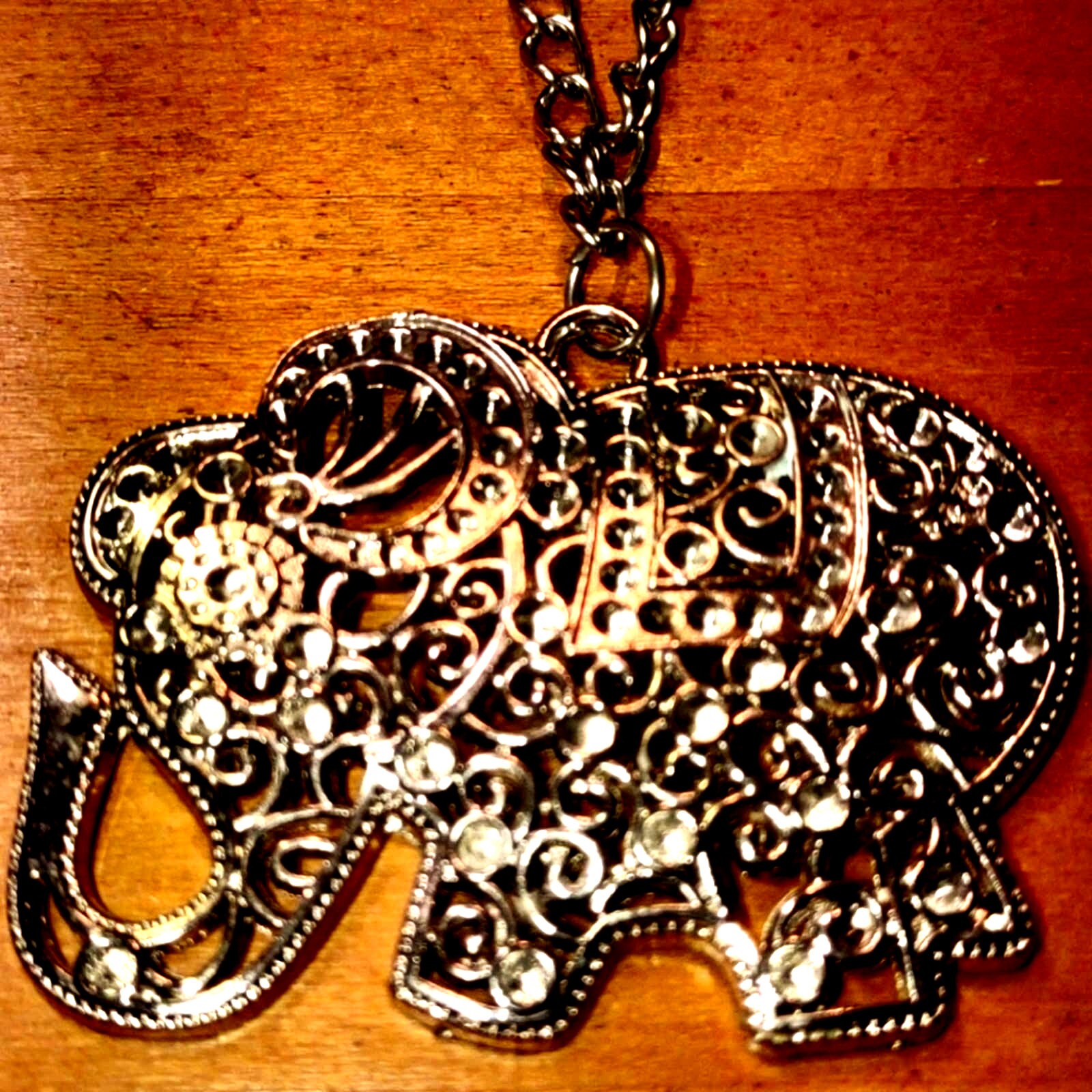 Wunderschöner Vintage Silber Elefant An Kette von VintageAndJewelsShop