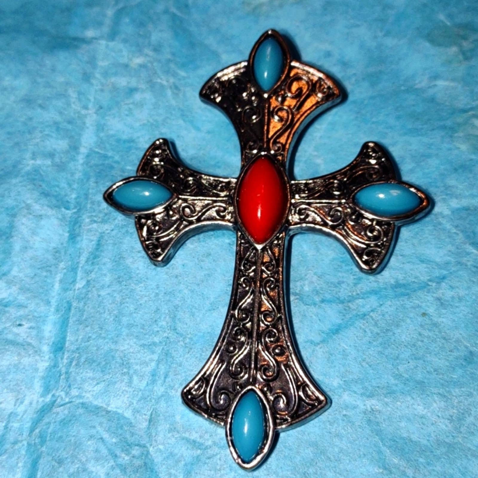 Wunderschöner Vintage Silber Kreuz Anhänger Mit Roten Und Blauen Steinen von VintageAndJewelsShop