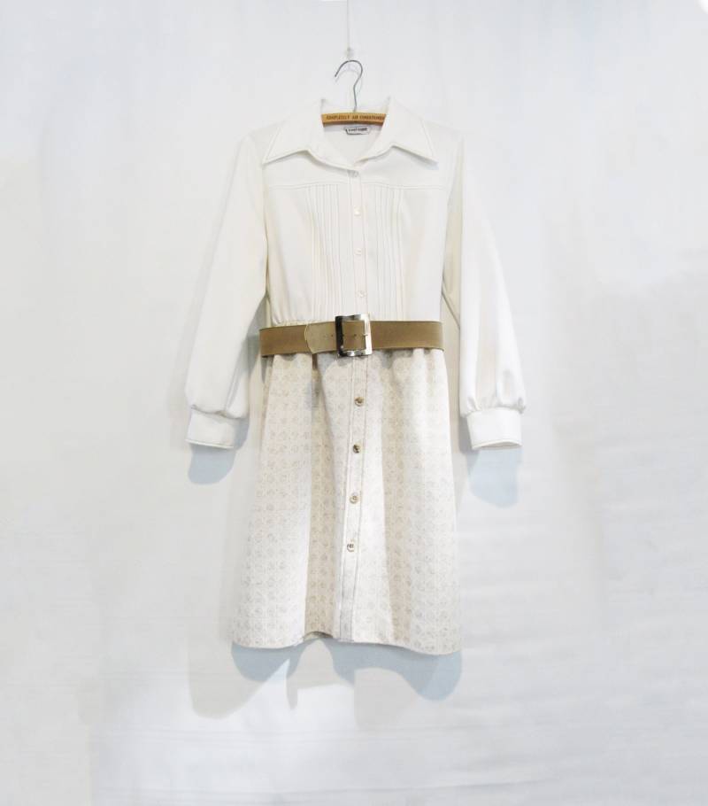 Mod Beige Weißes Kleid Small Medium - Knopf Vorne Mit Strukturiertem Muster Flirty Fun von VintageAndOddities