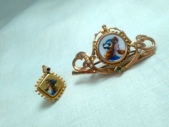 12 Karat Goldbrosche Mit Frauenkopf Auf Keramik 1 Smaragd Und 6 Perlen Nicht Passendem Ohrring 12 Karat Goldbrosche Mit Frauenkopf Auf Keramik 1 Smaragd Und 6 Perlen Nicht Passendem Ohrring von VintageAntiquesCats