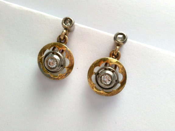 Ohrringe Aus Gelbgold Und 18 Karat Weißgold Mit Runden Anhängern Zwei Großen Zentralen Diamanten Kleinen Vintage-Schliffen Ohrringe Aus Gelbgold Und 18 Karat Weißgold Mit Runden Anhängern Zwei Großen Zentralen Diamanten Kleinen Vintage-Schliffen von VintageAntiquesCats