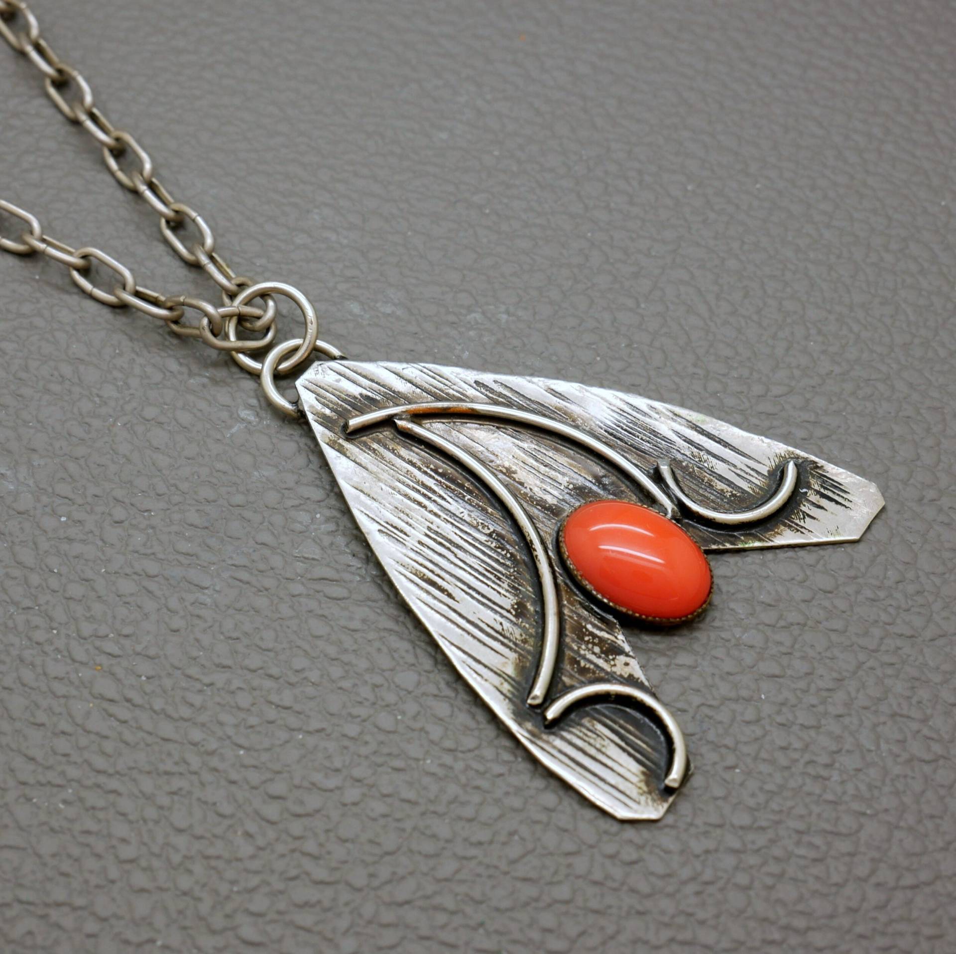 Art Deco Design Anhänger Und Halskette L65cm, Stahl & Rote Koralle Handwerker Handarbeit 60Er Jahre Trachtenschmuck Art Deco Design Anhänger Und Halskette L65cm, Stahl & Rote Koralle Handwerker Handarbeit 60Er Jahre Trachtenschmuck von VintageArtAndCraft