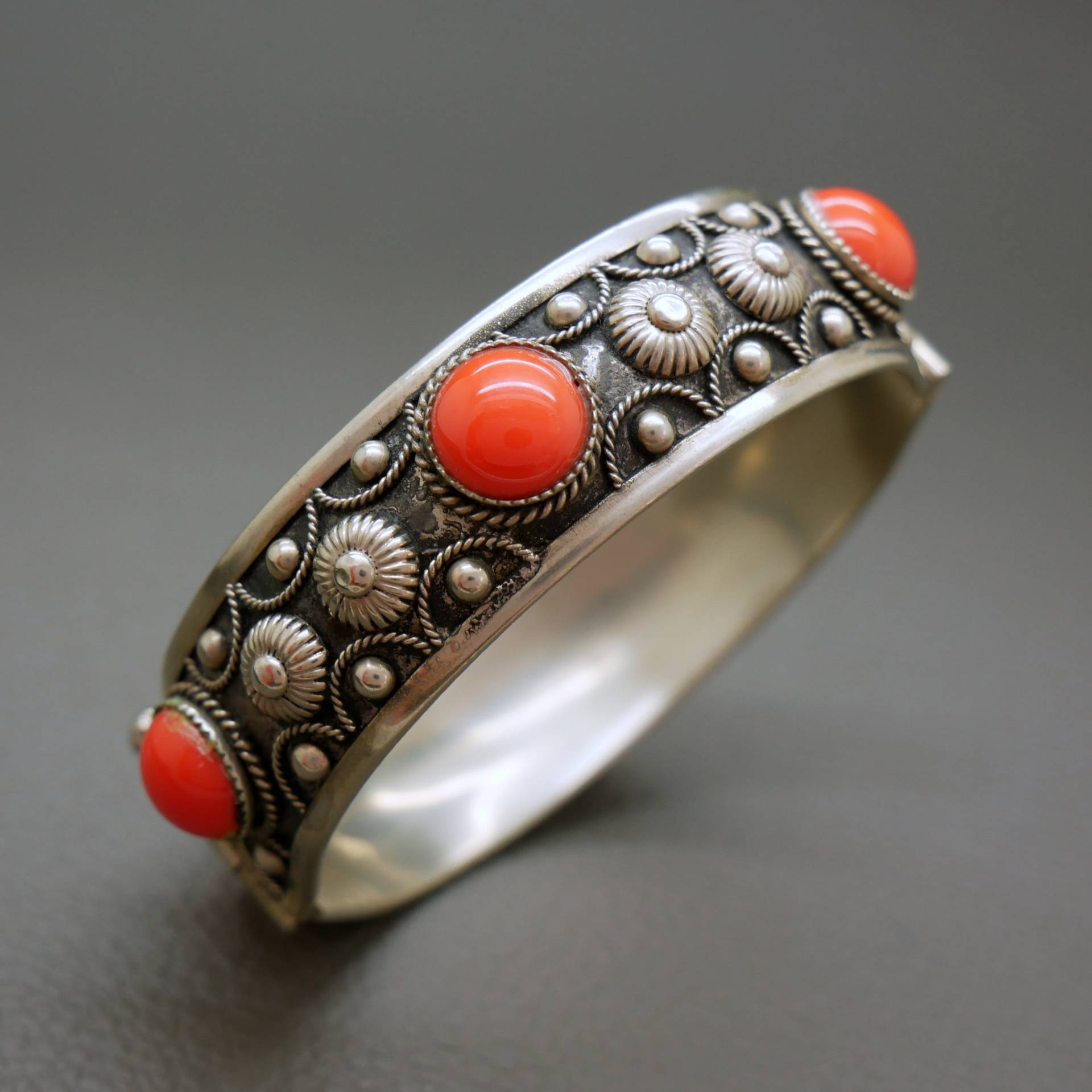 Art Deco Design Armreif Aus Stahl & Künstlicher Roter Koralle, Modeschmuck Den 60Er Jahren Art Deco Design Armreif Aus Stahl & Künstlicher Roter Koralle, Modeschmuck Den 60Er Jahren von VintageArtAndCraft