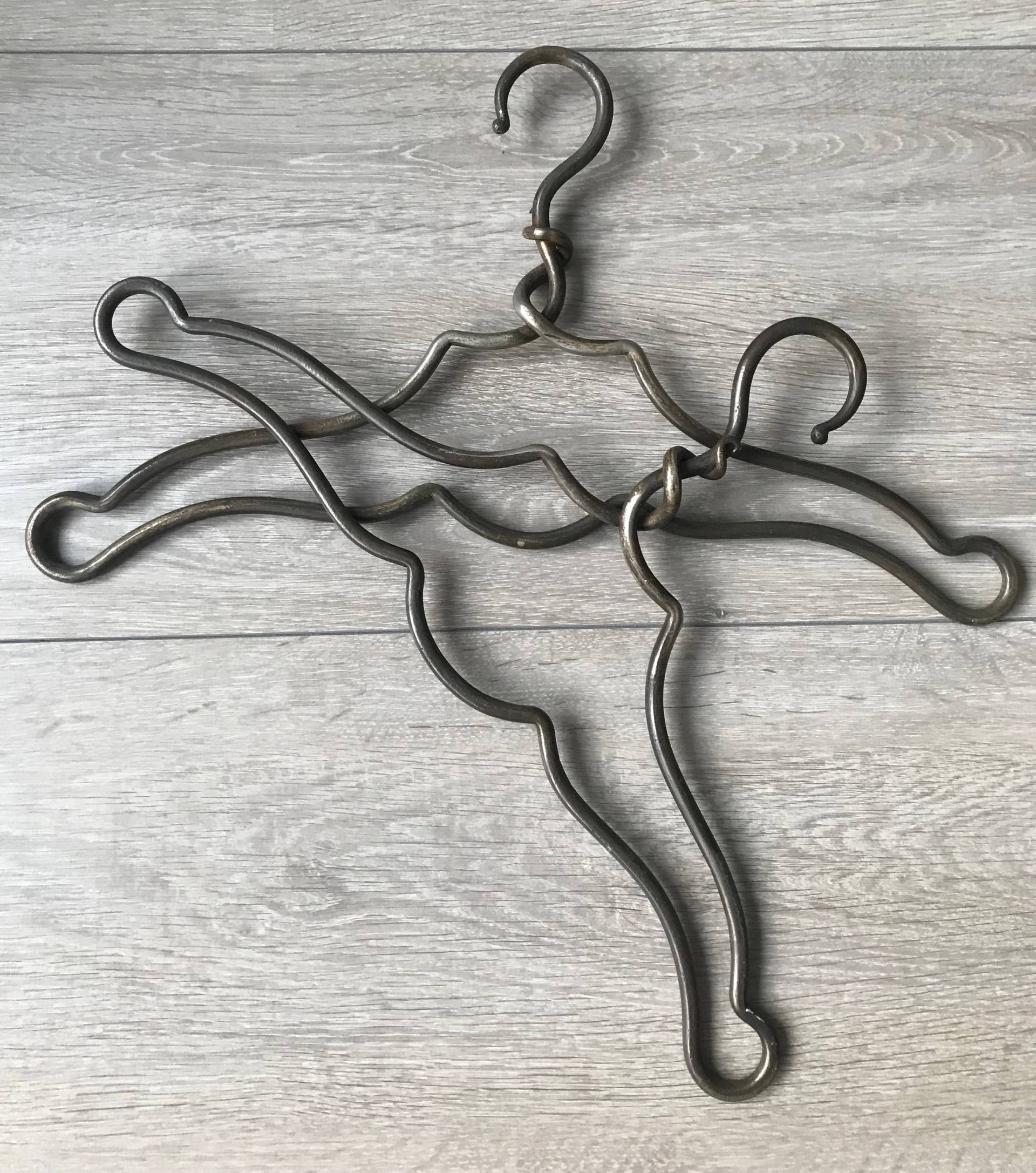 Paar Feine Schmiedeeisen Kleiderbügel Paar Feine Schmiedeeisen Kleiderbügel von VintageArtDesignShop