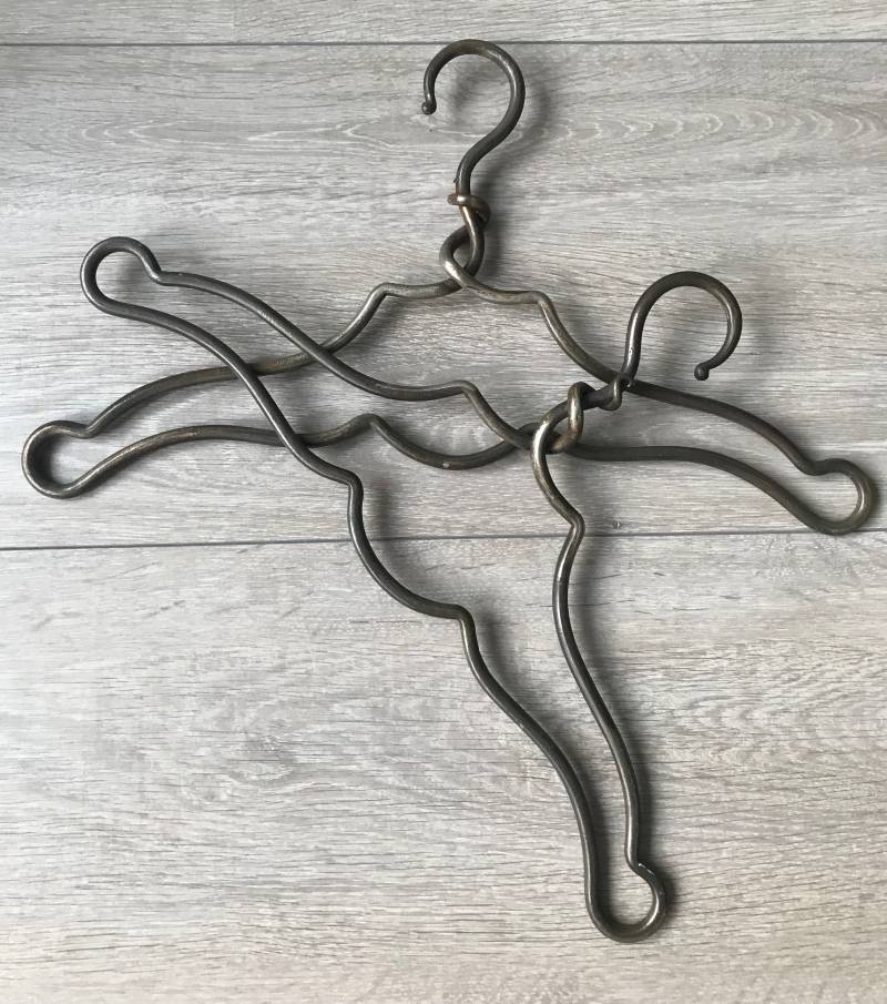 Paar Feine Schmiedeeisen Kleiderbügel Paar Feine Schmiedeeisen Kleiderbügel von VintageArtDesignShop