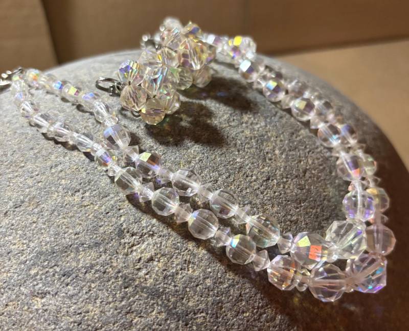 1950 Aurora Borealis Demi Parure Kristall Halskette Und Ohrringe Exquisiter Vintage Schmuck #201634 von VintageAtJessamines
