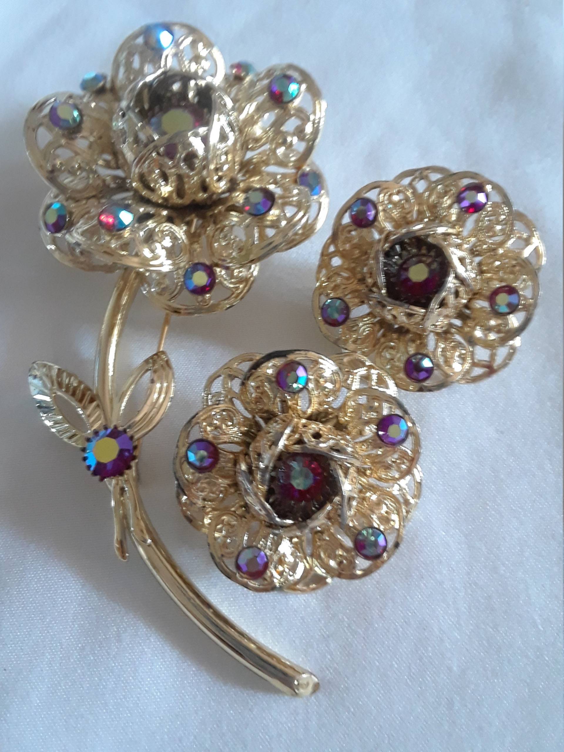 Sarah Coventry Filigranab Blume Brosche Pin Und Clip-On Ohrring Set. Mit Der Aufschrift "Sarah Coventry" Sarah Coventry Filigranab Blume Brosche Pin Und Clip-On Ohrring Set. Mit Der Aufschrift "Sarah Coventry" von VintageAuntLouise