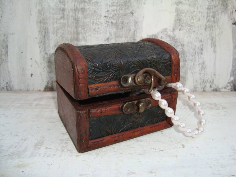 Vintage -Vintage Holzbox - Box Lederbox Schmuckbox Holzschmuckbox Echtleder Memory von VintageAvangardShop