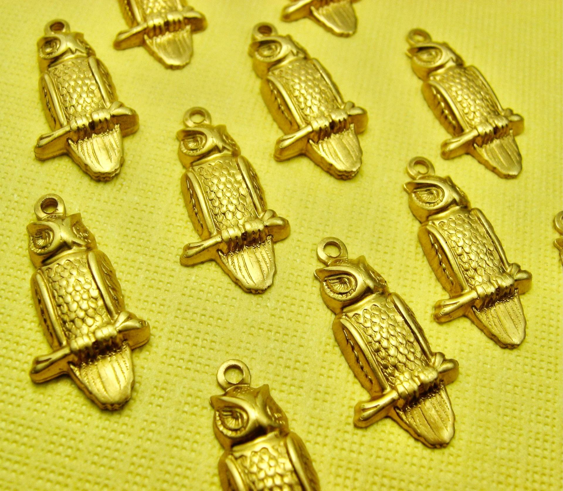 6 Messing Gold Eulen Charms Perlen 20mm von VintageBaubles