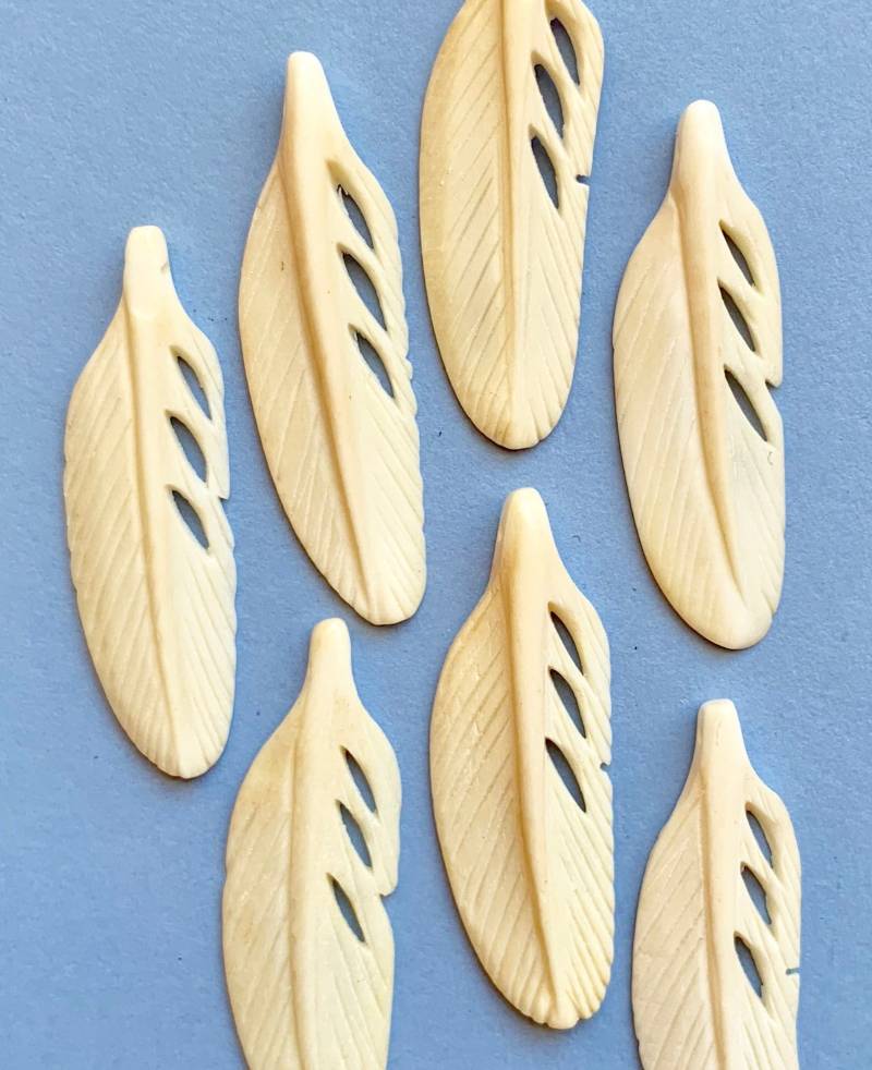 6 Stück Nachahmung Geschnitzte Knochen Feder Anhänger Charme 3 Zoll 6 Stück Nachahmung Geschnitzte Knochen Feder Anhänger Charme 3 Zoll von VintageBaubles