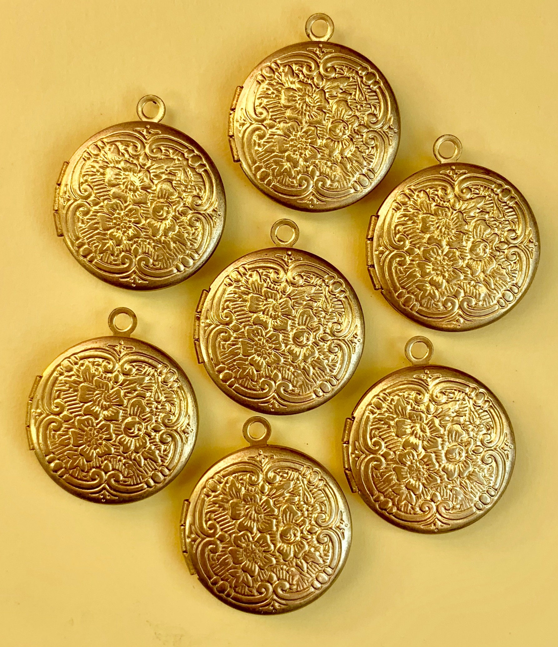 6 Vintage Messing Gold Anhänger Medaillons Mit Muster 30mm von VintageBaubles