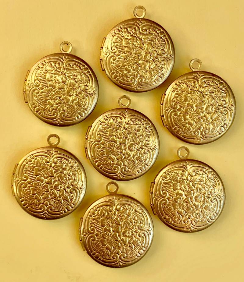 6 Vintage Messing Gold Anhänger Medaillons Mit Muster 30mm 6 Vintage Messing Gold Anhänger Medaillons Mit Muster 30mm von VintageBaubles