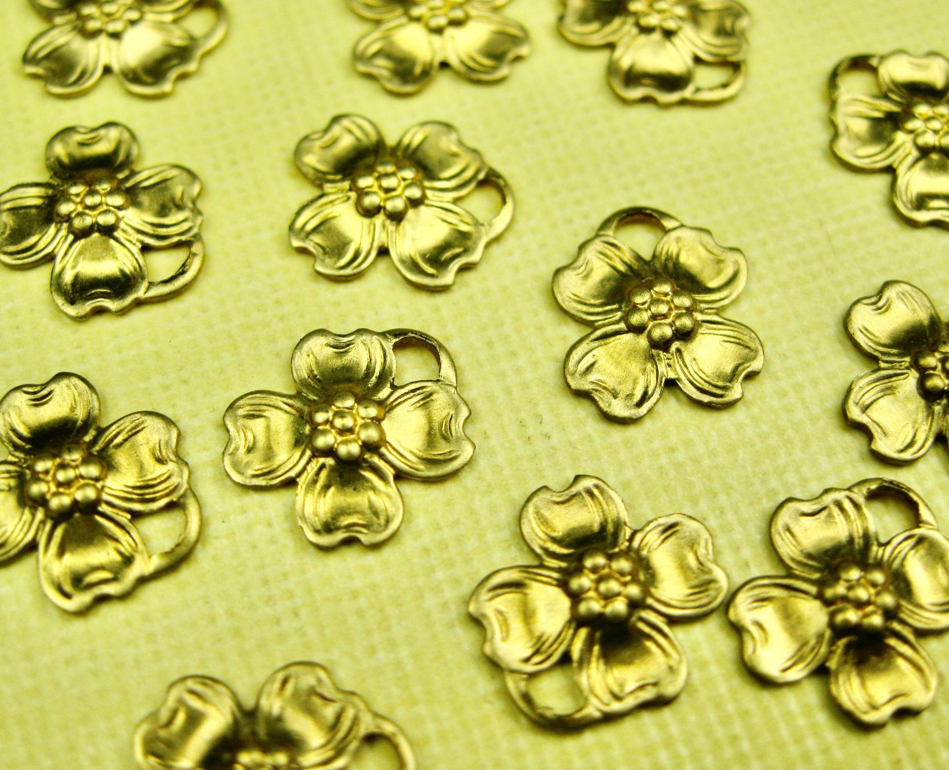 6 Vintage Messing Gold Dogwood Blume Charm Anhänger 8mm von VintageBaubles