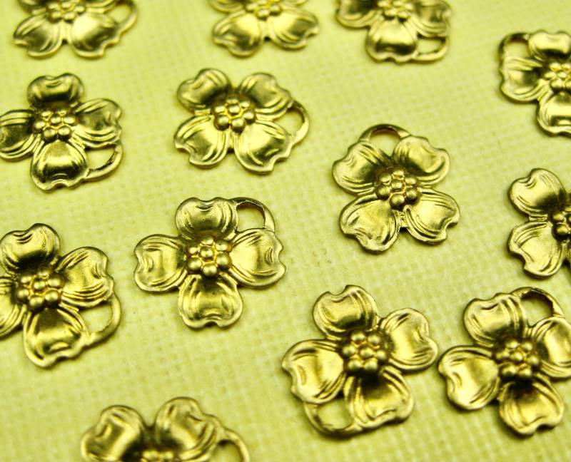 6 Vintage Messing Gold Dogwood Blume Charm Anhänger 8mm 6 Vintage Messing Gold Dogwood Blume Charm Anhänger 8mm von VintageBaubles