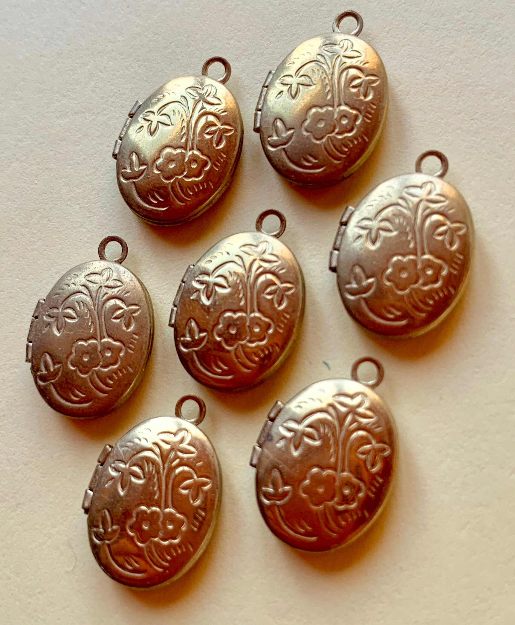 6 Vintage Messing Gold Oval Anhänger Medaillons Mit Blumenmuster 20mm von VintageBaubles