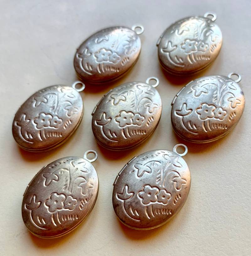 6 Vintage Messing Gold Oval Anhänger Medaillons Mit Muster 6 Vintage Messing Gold Oval Anhänger Medaillons Mit Muster von VintageBaubles