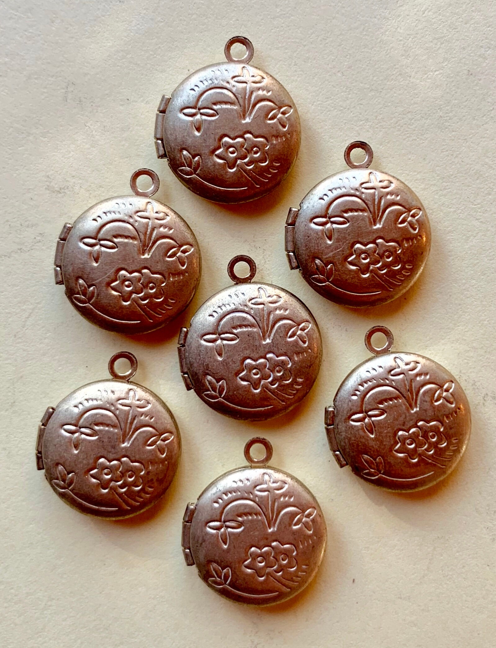 6 Vintage Messing Gold Runde Anhänger Medaillons Mit Muster von VintageBaubles