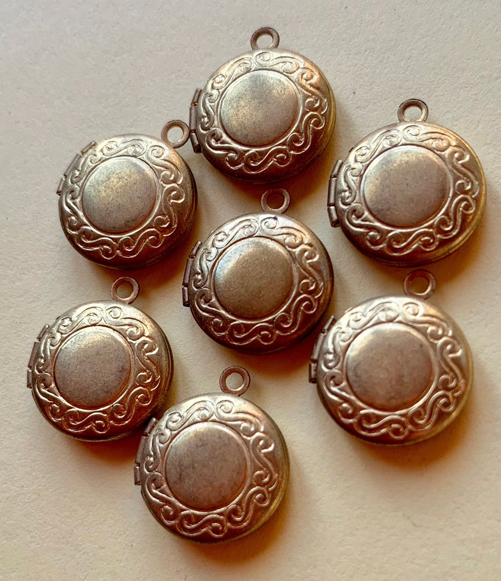 6 Vintage Messing Runde Gold Anhänger Medaillons Mit Muster 13 Mm von VintageBaubles