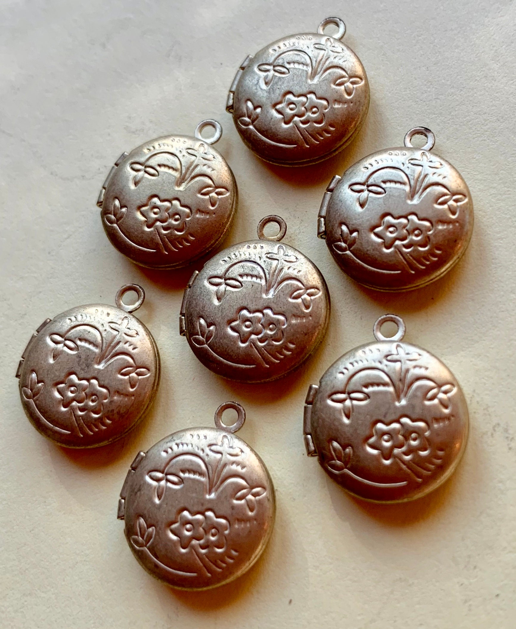 6 Vintage Messing Runde Gold Anhänger Medaillons Mit Muster Bestseller 13 Mm von VintageBaubles